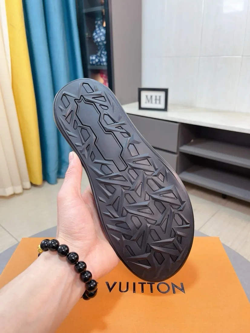 Men's shoes 💰260🌹🌹 (lv-Louis Vuitton) new men's sandals, high-end boutique, exquisite embossed logo decoration on the upper, fine workmanship, super soft soles, casual, loose and comfortable, a must-have in summer! \nsize：38-44